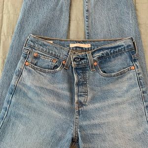 Levi’s Wedgie size 25